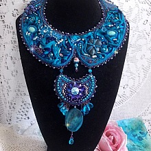 Plastron Bleu Royal Haute-Couture brod&eacute; avec un ruban de soie Purple et Bleu Canard, des cristaux et des perles diverses 